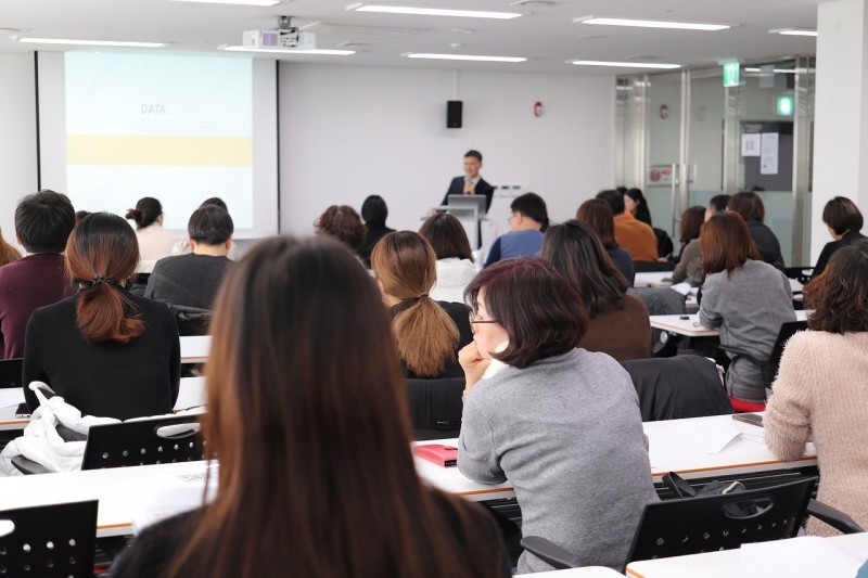 What Are The Potential Benefits Of Studying In An Online Business School?